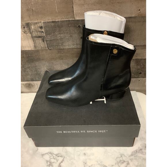 Naturalizer Women's 5.5M Black Leather Raffee Ankle Bootie Edgy Classy LB8-2 - Picture 3 of 13